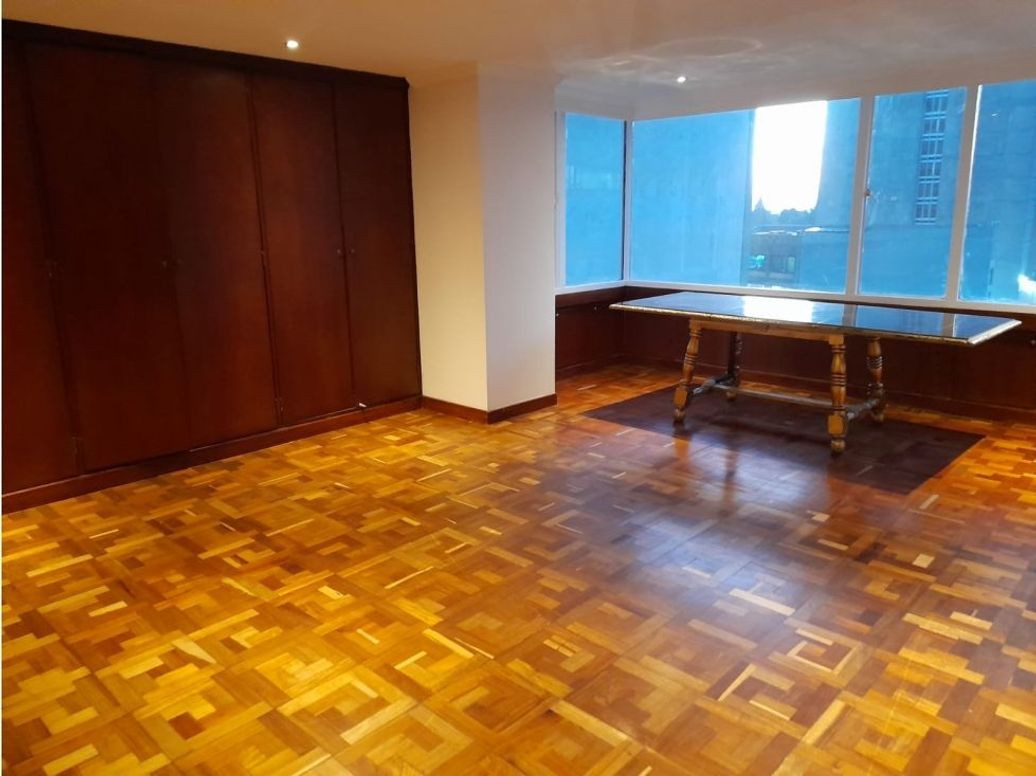 Apartamento de 3 alcobas en venta en Centro Internacional, Bogotá, 238 m² · foto 7 de 9