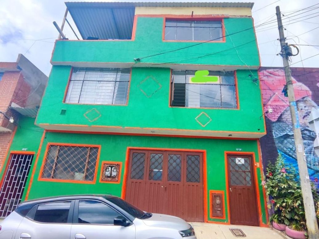 Casa de 11 alcobas en venta en Altamira, Bogotá, 313 m² · foto 2 de 17