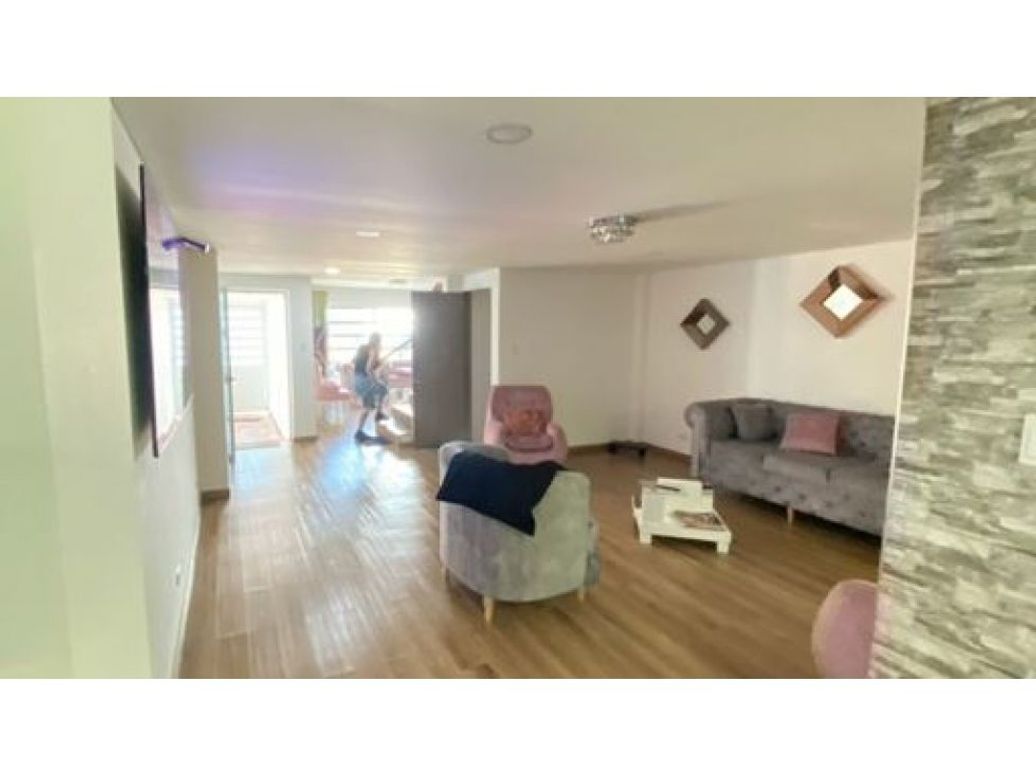Casa de 4 alcobas en venta en Modelia, Bogotá, 330 m² · foto 2 de 10