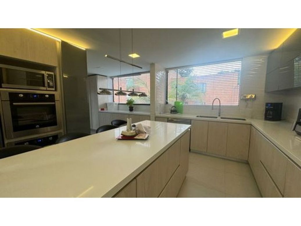 Apartamento de 3 alcobas en venta en Cerros De Suba, Bogotá, 300 m² · foto 2 de 20