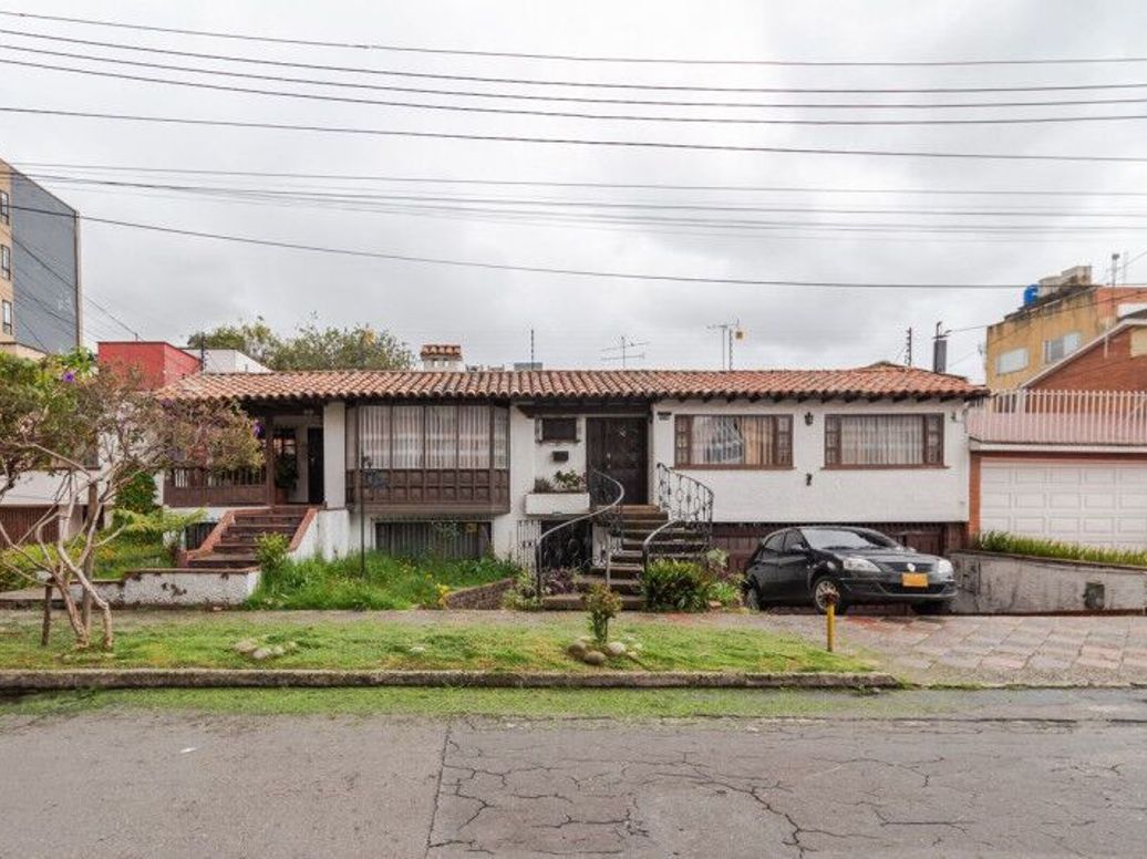 Casa de 8 alcobas en venta en Santa Barbara Occidental, Bogotá, 460 m² · foto 2 de 20
