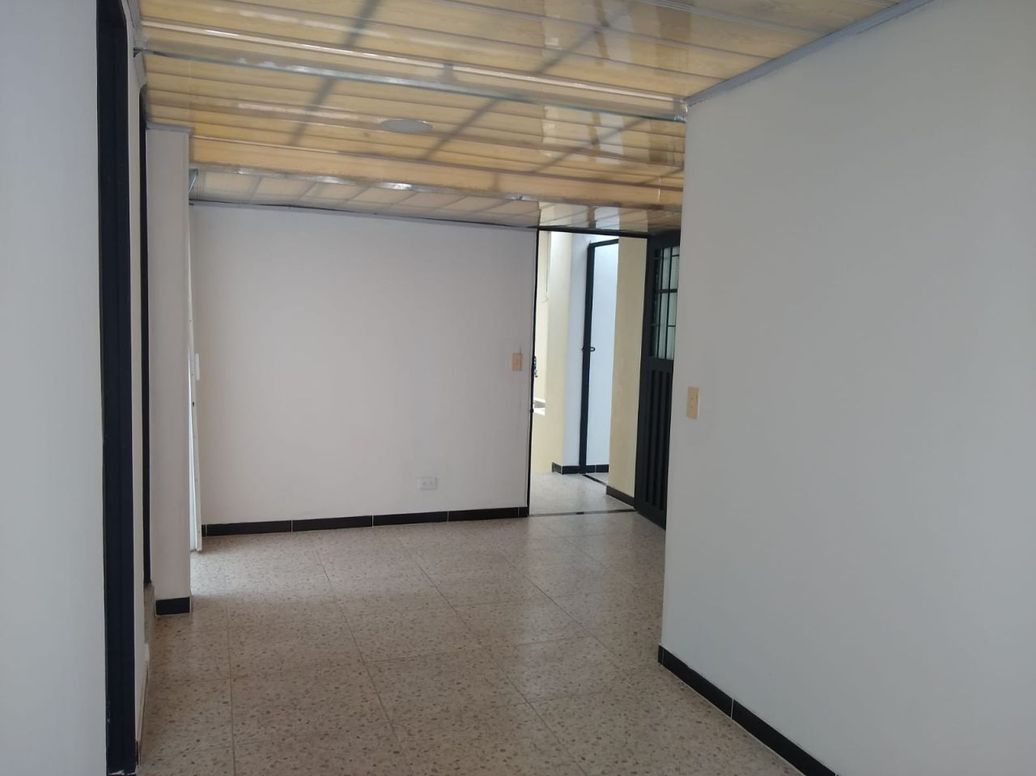 Casa de 6 alcobas en venta en Paris, Bogotá, 140 m² · foto 2 de 14