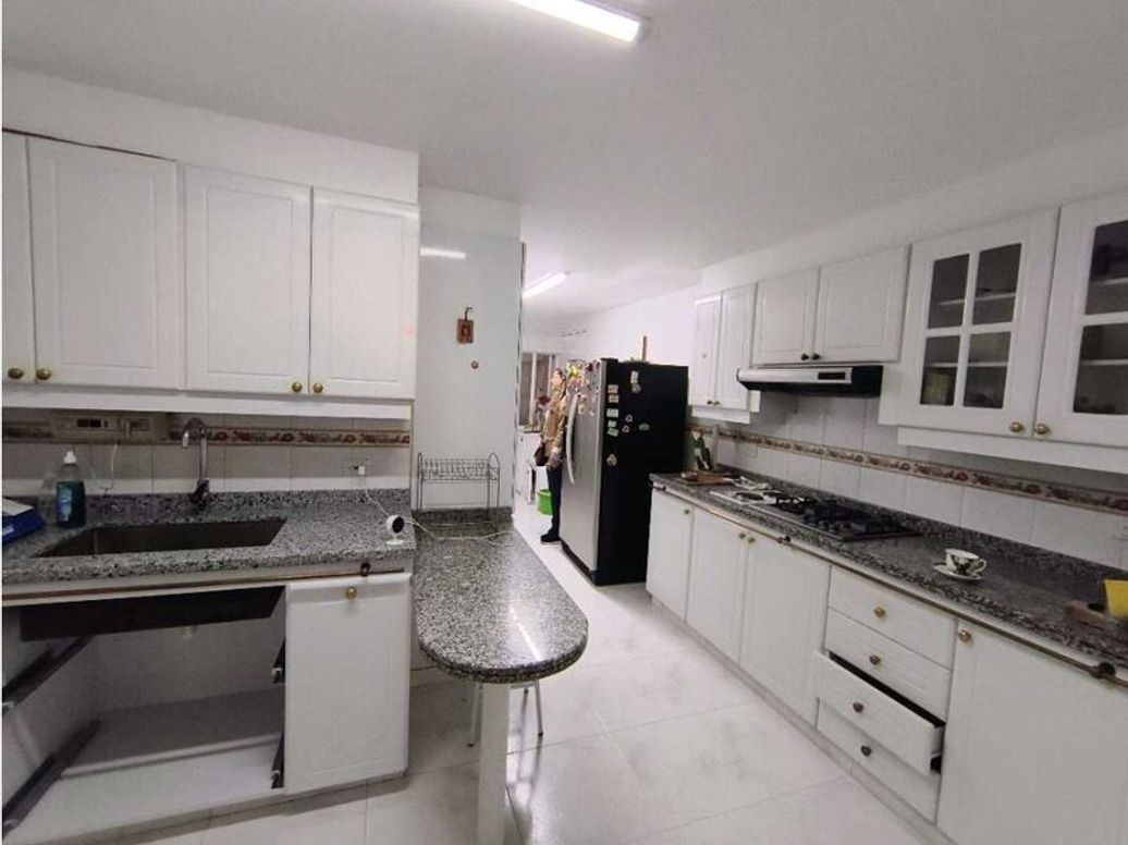 Apartamento de 3 alcobas en venta en Santa Barbara Central, Bogotá, 176 m² · foto 5 de 20
