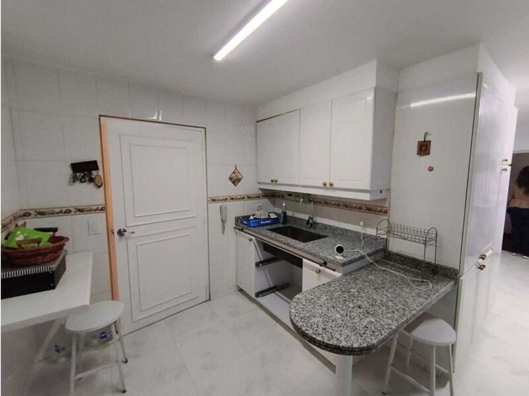 Apartamento de 3 alcobas en venta en Santa Barbara Central, Bogotá, 176 m² · foto 4 de 20