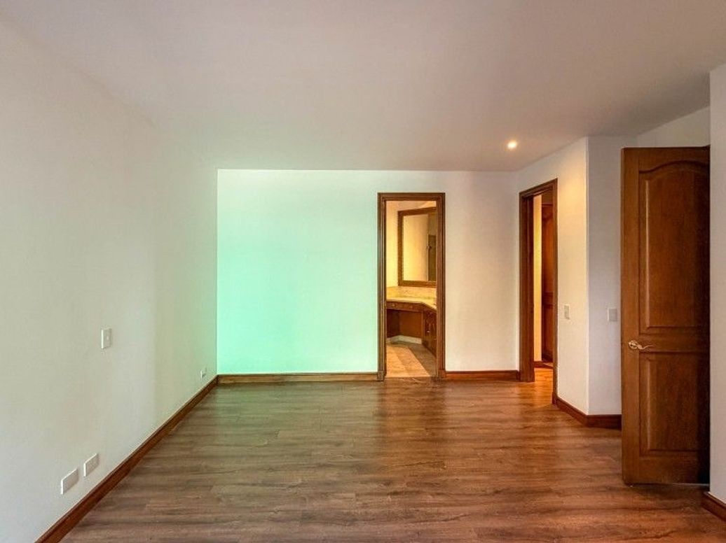 Apartamento de 4 alcobas en venta en Cerros De Santa Barbara, Bogotá, 400 m² · foto 16 de 20