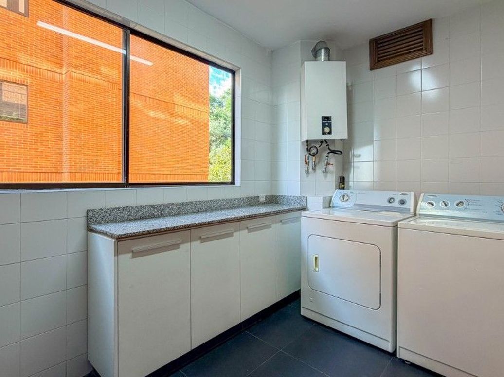 Apartamento de 4 alcobas en venta en Cerros De Santa Barbara, Bogotá, 400 m² · foto 9 de 20