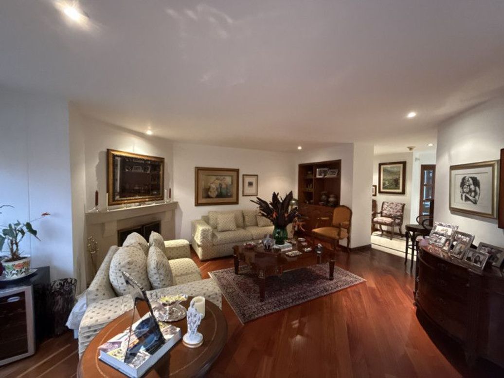 Apartamento de 3 alcobas en venta en Santa Bibiana, Bogotá, 219 m² · foto 2 de 20