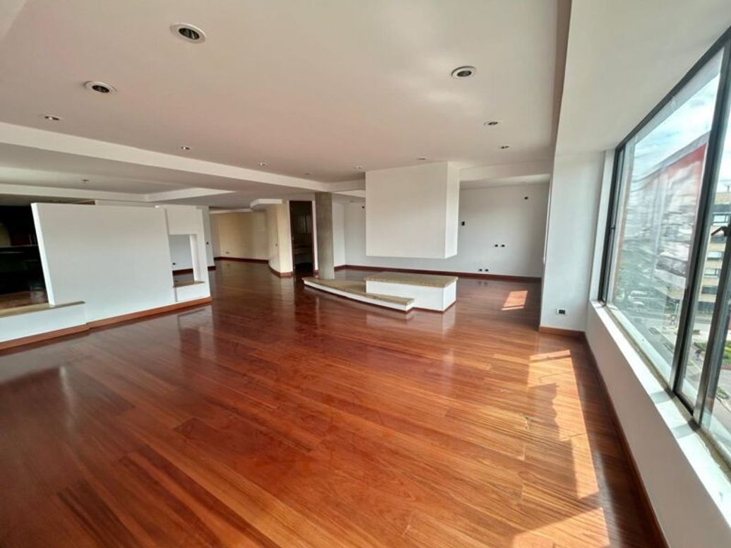Apartamento de 4 alcobas en venta en Santa Barbara Occidental, Bogotá, 340 m² · foto 2 de 20