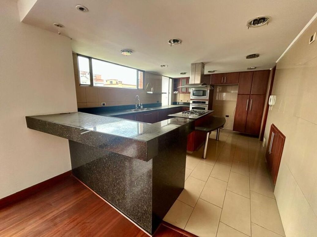 Apartamento de 4 alcobas en venta en Santa Barbara Occidental, Bogotá, 340 m² · foto 5 de 20
