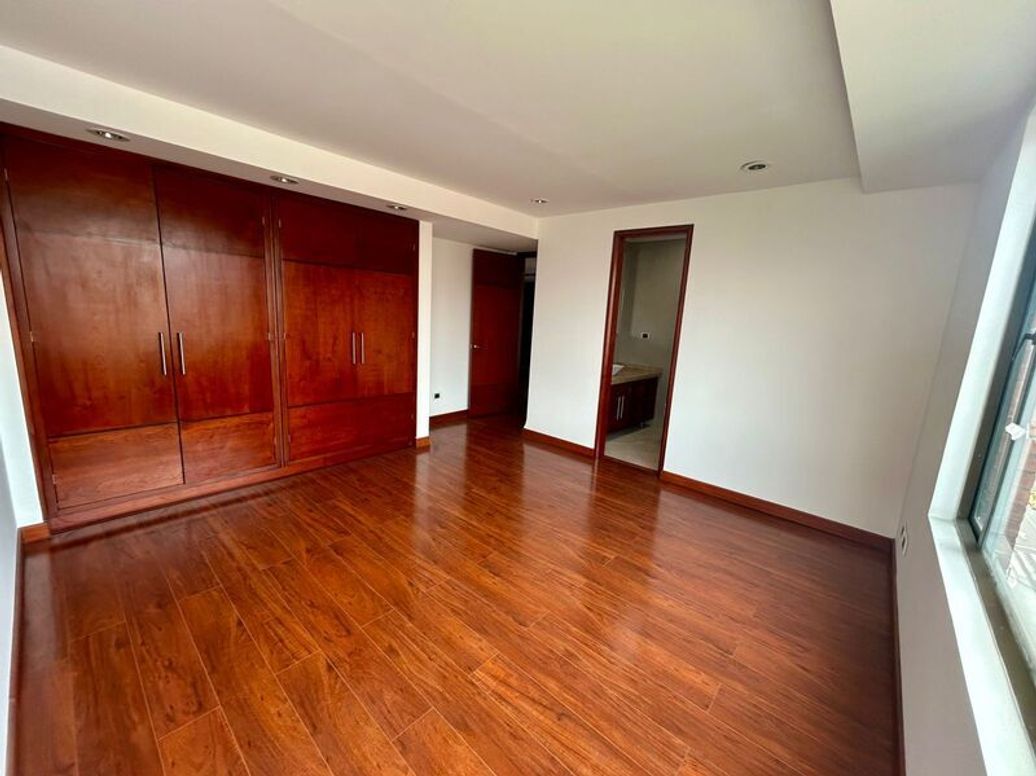 Apartamento de 4 alcobas en venta en Santa Barbara Occidental, Bogotá, 340 m² · foto 16 de 20