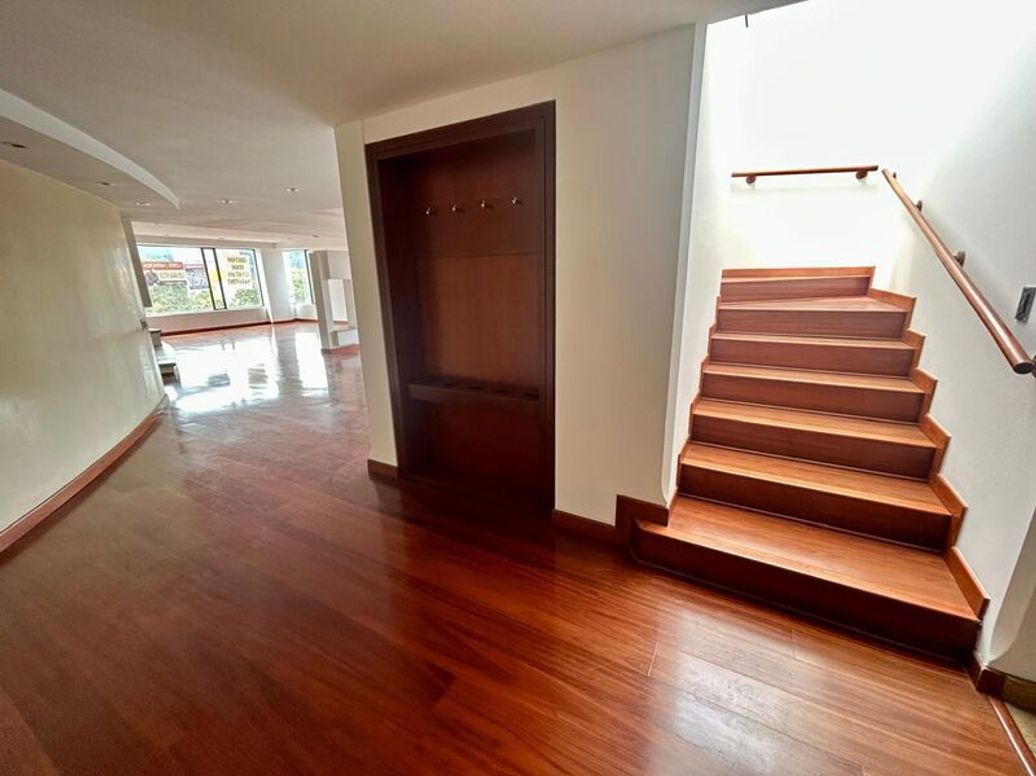 Apartamento de 4 alcobas en venta en Santa Barbara Occidental, Bogotá, 340 m² · foto 9 de 20