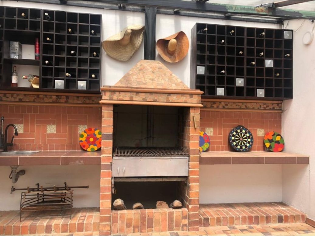 Casa de 4 alcobas en venta en Santa Barbara, Bogotá, 384 m² · foto 2 de 20