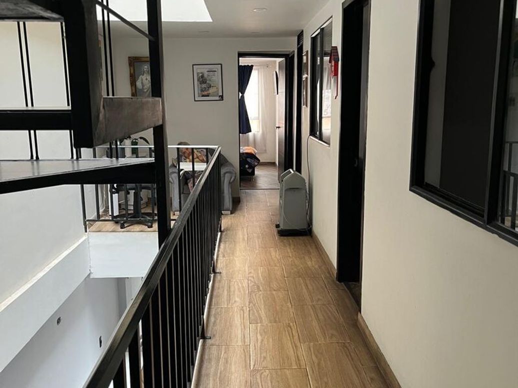 Casa de 6 alcobas en venta en Santander Sur, Bogotá, 480 m² · foto 5 de 9