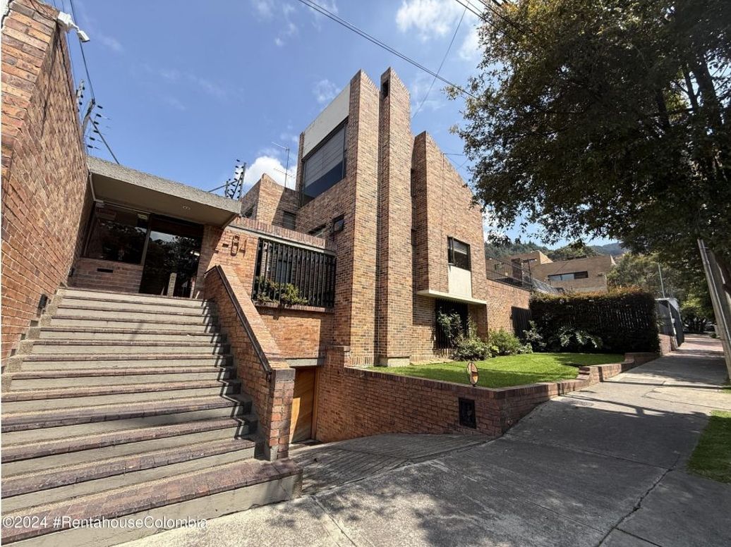 Casa de 3 alcobas en venta en Santa Barbara Alta, Bogotá, 216 m² · foto 2 de 20