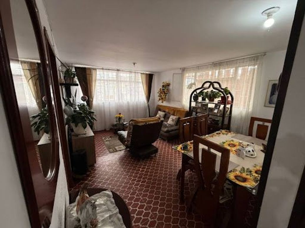 Casa de 6 alcobas en venta en Lucerna, Bogotá, 266 m² · foto 2 de 20