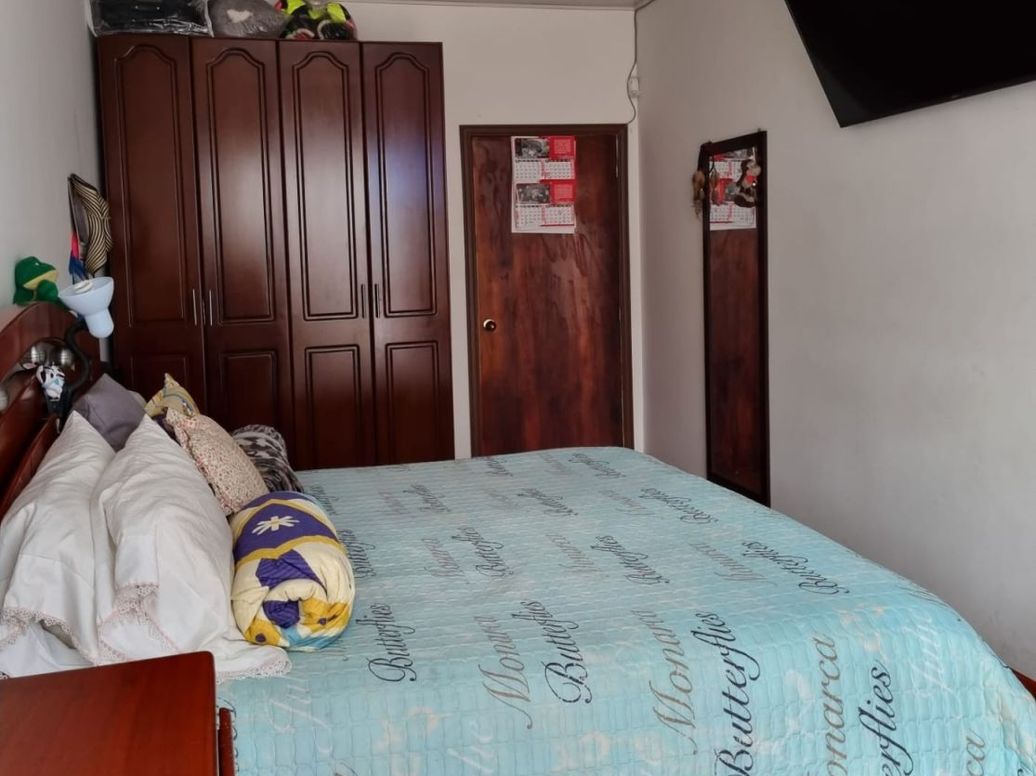 Casa de 4 alcobas en venta en Marsella, Bogotá, 230 m² · foto 2 de 11