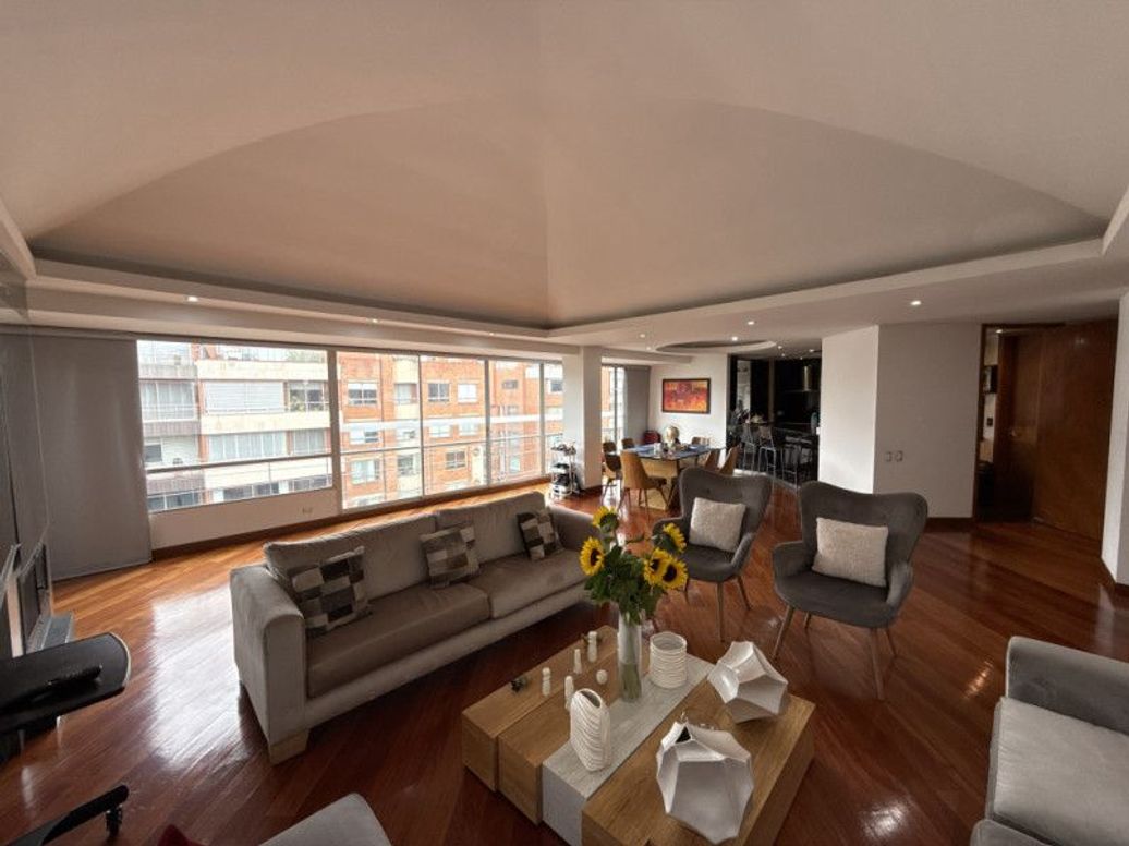 Apartamento de 4 alcobas en venta en San Patricio, Bogotá, 259 m² · foto 2 de 20