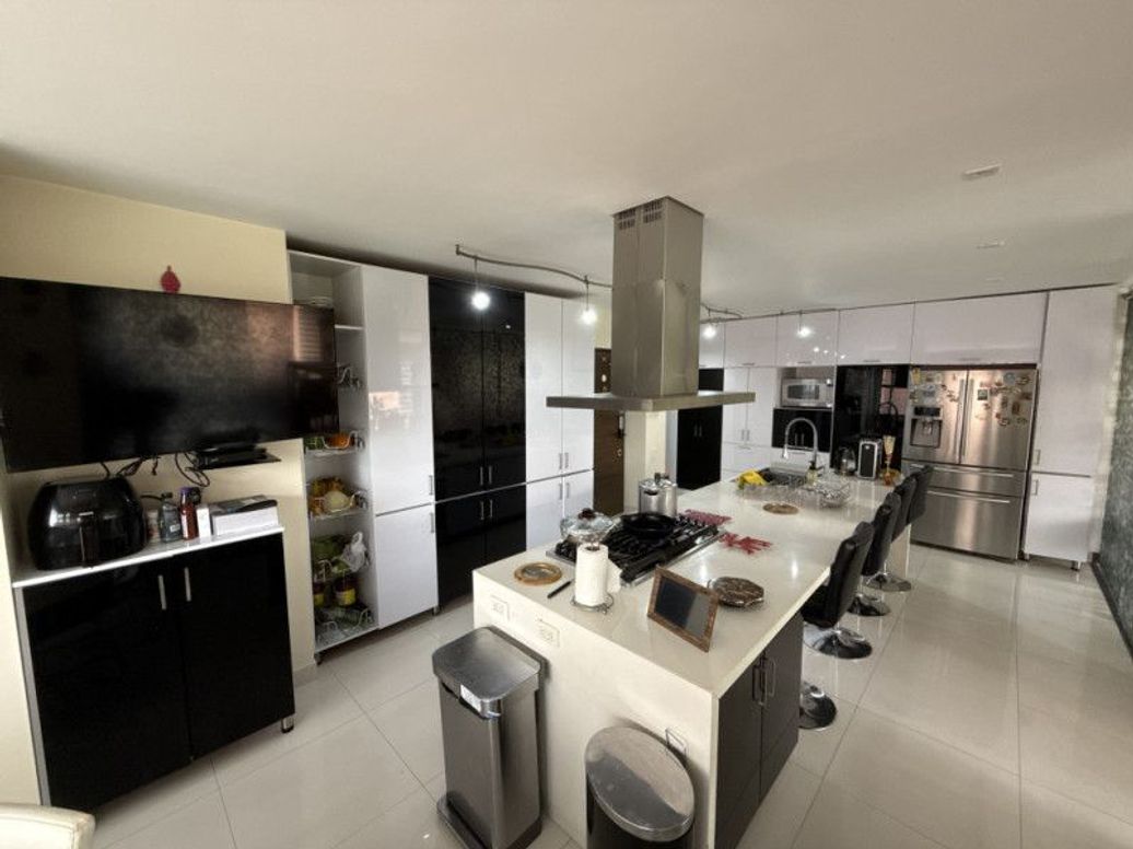 Apartamento de 4 alcobas en venta en Cedritos, Bogotá, 340 m² · foto 9 de 20