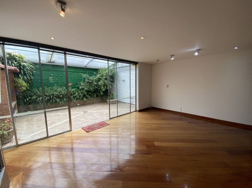 Casa de 3 alcobas en venta en Molinos Norte, Bogotá, 240 m² · foto 2 de 20