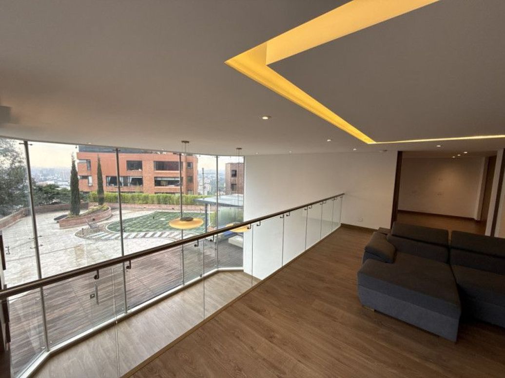 Apartamento de 4 alcobas en venta en El Refugio, Bogotá, 450 m² · foto 20 de 20