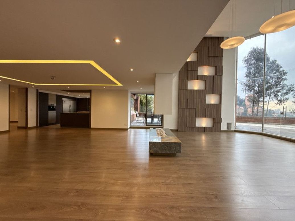 Apartamento de 4 alcobas en venta en El Refugio, Bogotá, 450 m² · foto 2 de 20