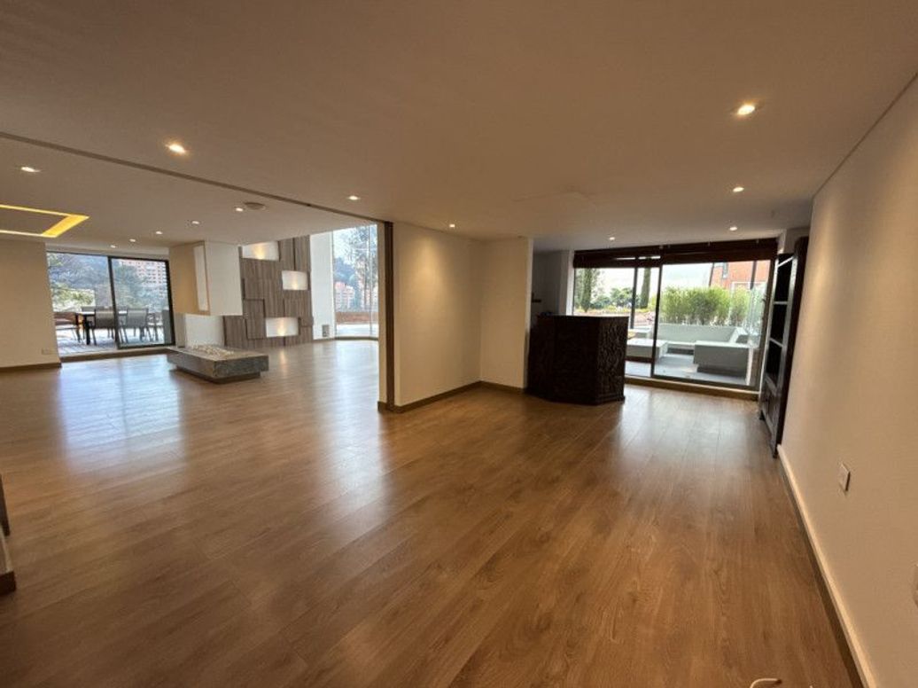 Apartamento de 4 alcobas en venta en El Refugio, Bogotá, 450 m² · foto 4 de 20