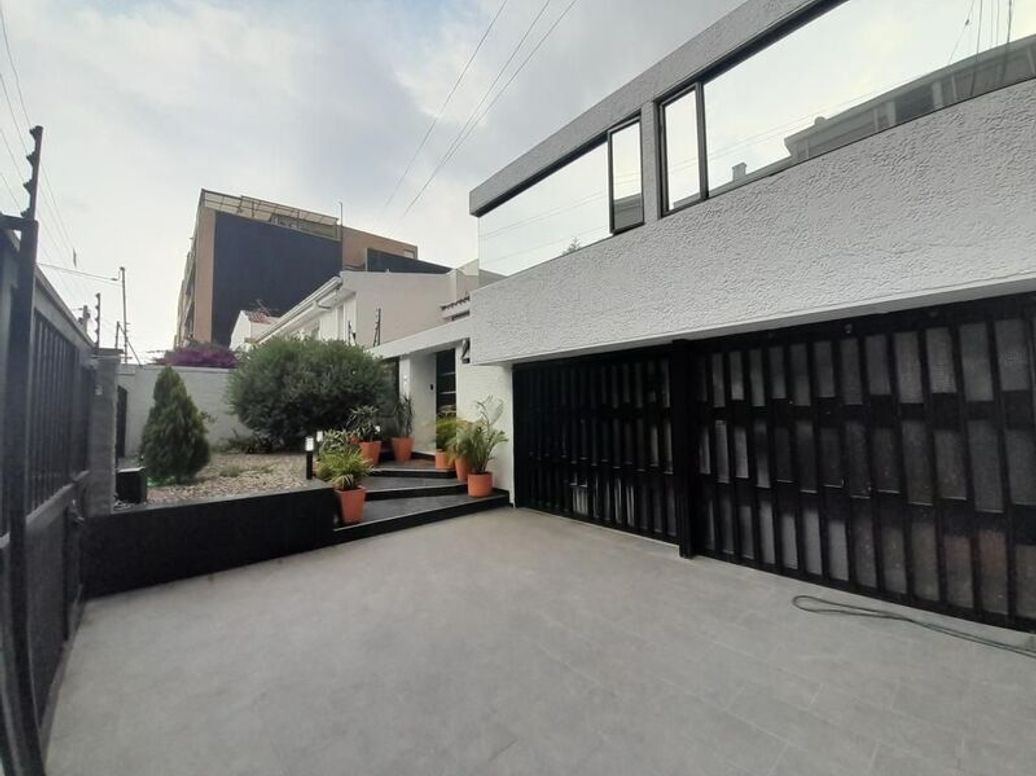 Casa de 6 alcobas en venta en Molinos Norte, Bogotá, 530 m² · foto 2 de 20
