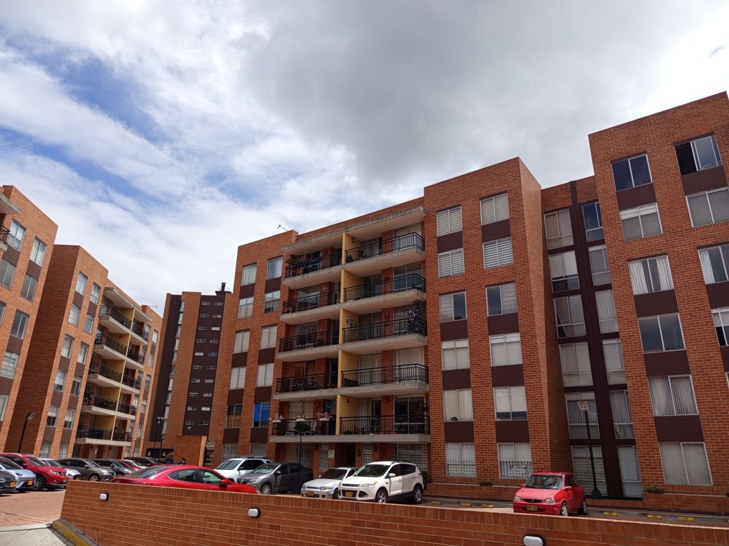 Apartamento de 3 alcobas en venta en El Dorado, Bogotá, 96 m² · foto 2 de 20