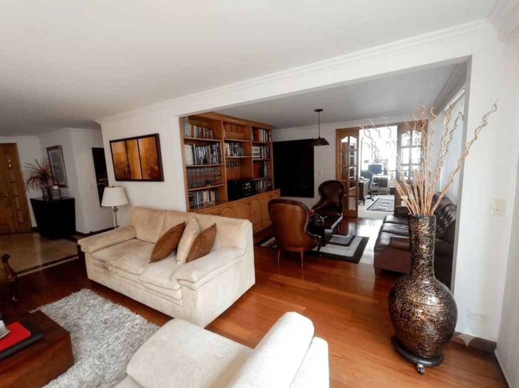 Apartamento de 3 alcobas en venta en Santa Barbara Occidental, Bogotá, 259 m² · foto 4 de 19