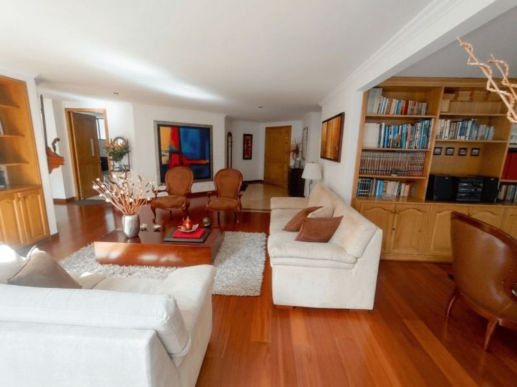 Apartamento de 3 alcobas en venta en Santa Barbara Occidental, Bogotá, 259 m² · foto 2 de 19