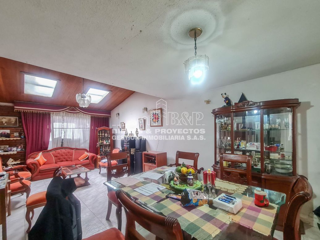 Casa de 6 alcobas en venta en Villa Adriana, Bogotá, 272 m² · foto 2 de 19