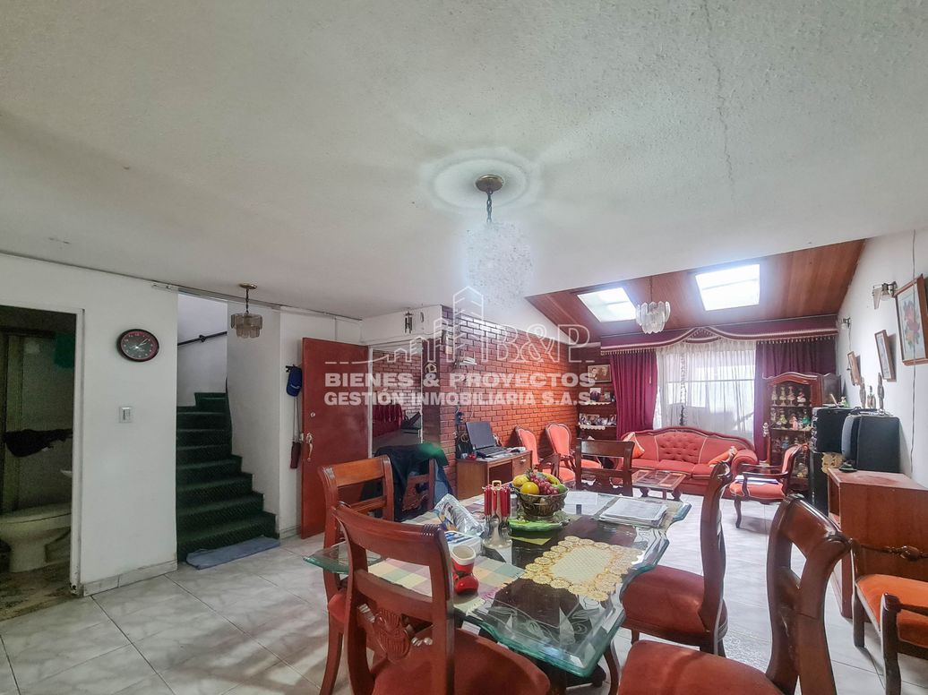 Casa de 6 alcobas en venta en Villa Adriana, Bogotá, 272 m² · foto 3 de 19