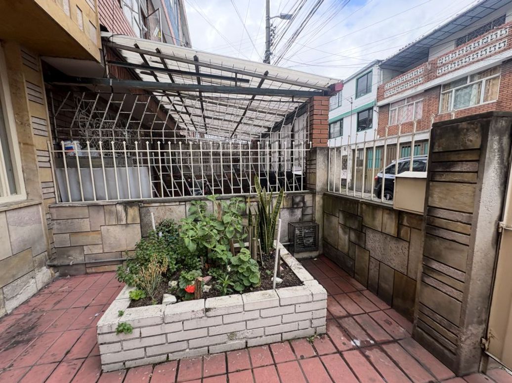 Casa de 7 alcobas en venta en Gustavo Restrepo, Bogotá, 190 m² · foto 2 de 20