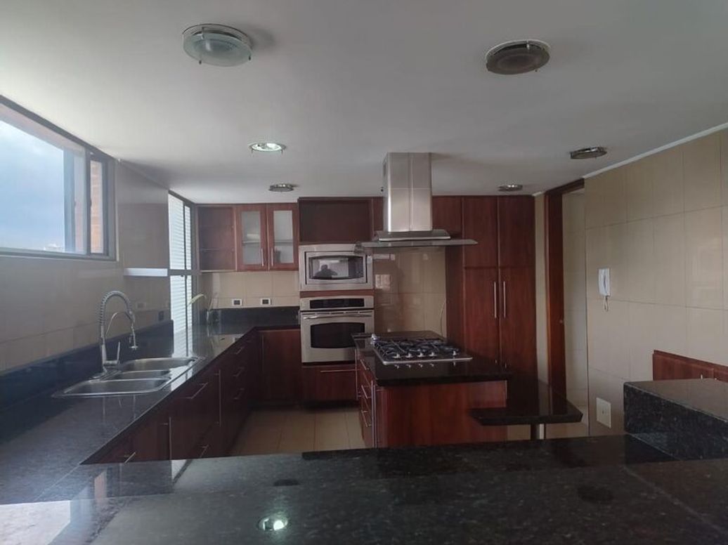 Apartamento de 5 alcobas en venta en Santa Barbara Occidental, Bogotá, 340 m² · foto 2 de 20