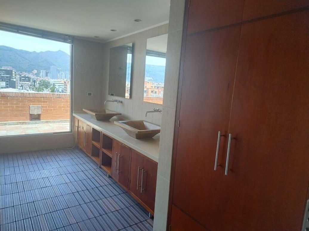 Apartamento de 5 alcobas en venta en Santa Barbara Occidental, Bogotá, 340 m² · foto 17 de 20