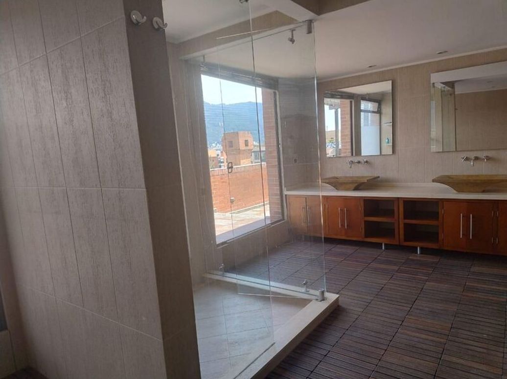 Apartamento de 5 alcobas en venta en Santa Barbara Occidental, Bogotá, 340 m² · foto 16 de 20