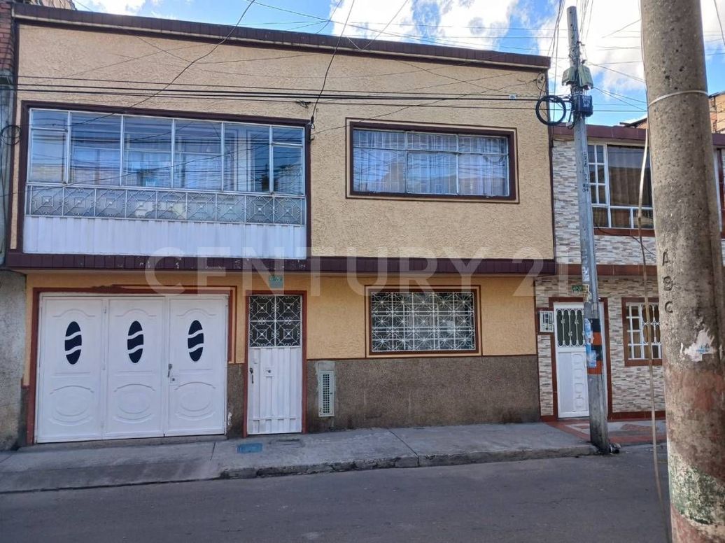 Casa de 6 alcobas en venta en Santa Lucía, Bogotá, 240 m² · foto 2 de 9
