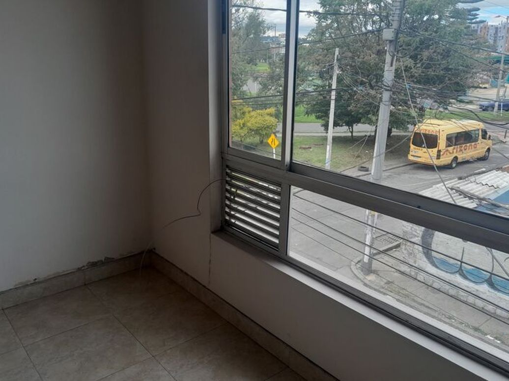 Casa de 4 alcobas en venta en La Uribe, Bogotá, 359 m² · foto 2 de 5