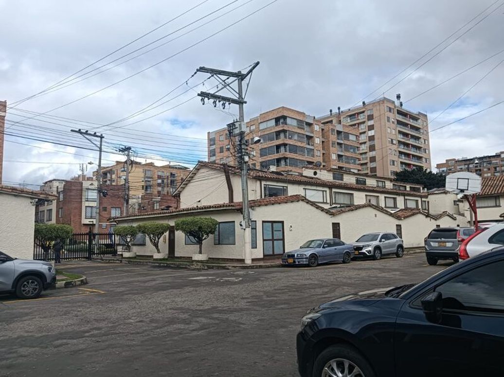 Casa de 5 alcobas en venta en Acacias Usaquen, Bogotá, 182 m² · foto 2 de 20