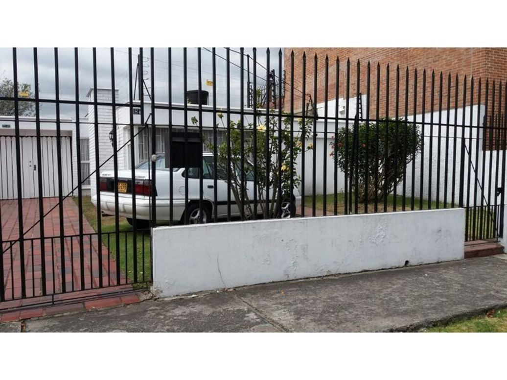 Casa de 4 alcobas en venta en Niza Norte, Bogotá, 243 m² · foto 3 de 20