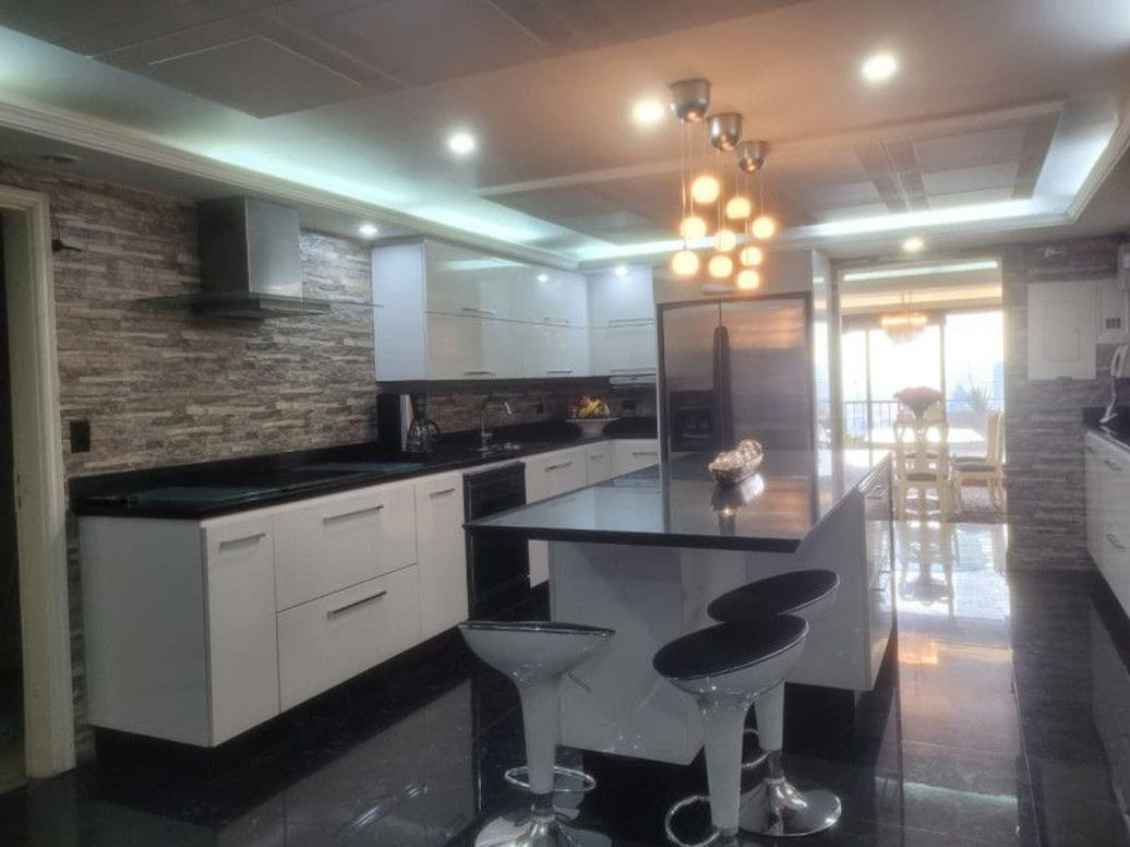 Apartamento de 2 alcobas en venta en El Refugio, Bogotá, 175 m² · foto 2 de 20