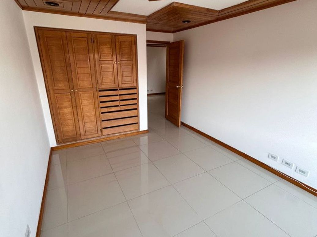 Apartamento de 3 alcobas en venta en Santa Barbara Central, Bogotá, 215 m² · foto 12 de 15