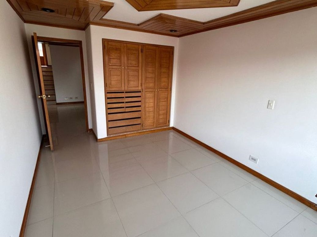 Apartamento de 3 alcobas en venta en Santa Barbara Central, Bogotá, 215 m² · foto 13 de 15