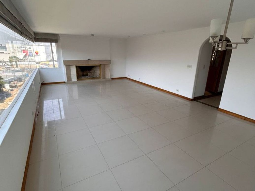Apartamento de 3 alcobas en venta en Santa Barbara Central, Bogotá, 215 m² · foto 10 de 15