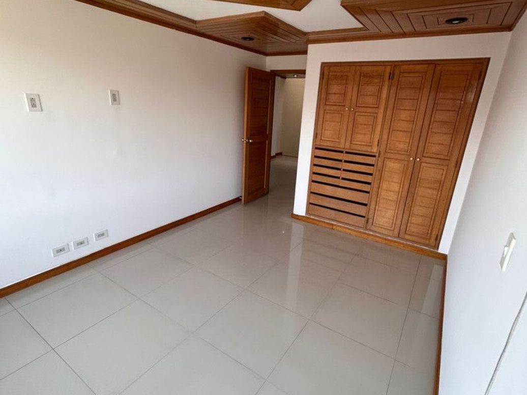 Apartamento de 3 alcobas en venta en Santa Barbara Central, Bogotá, 215 m² · foto 14 de 15