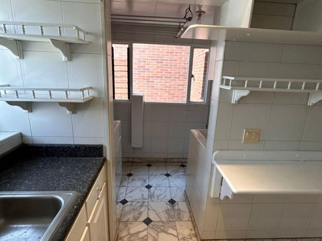 Apartamento de 3 alcobas en venta en Santa Barbara Central, Bogotá, 215 m² · foto 8 de 15