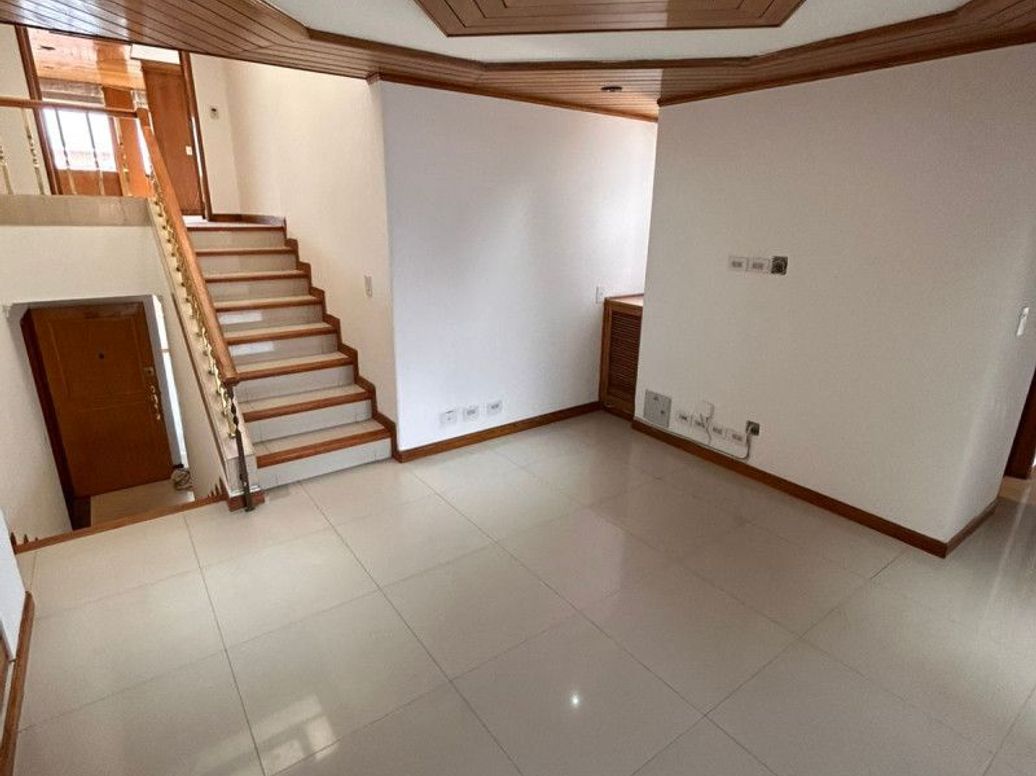 Apartamento de 3 alcobas en venta en Santa Barbara Central, Bogotá, 215 m² · foto 3 de 15