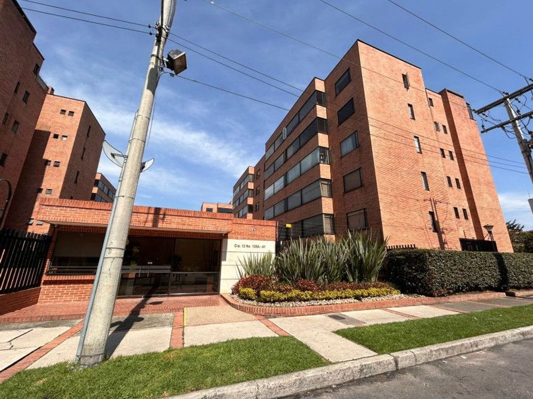 Apartamento de 3 alcobas en venta en Santa Barbara Central, Bogotá, 215 m² · foto 2 de 15