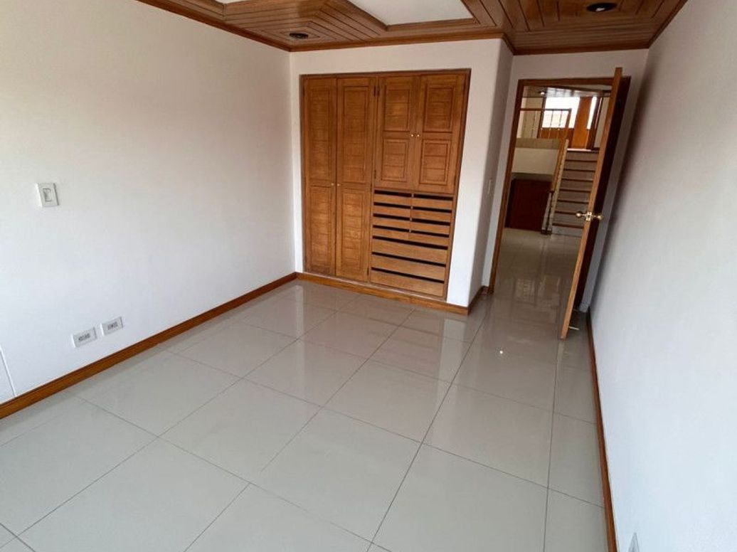 Apartamento de 3 alcobas en venta en Santa Barbara Central, Bogotá, 215 m² · foto 5 de 15
