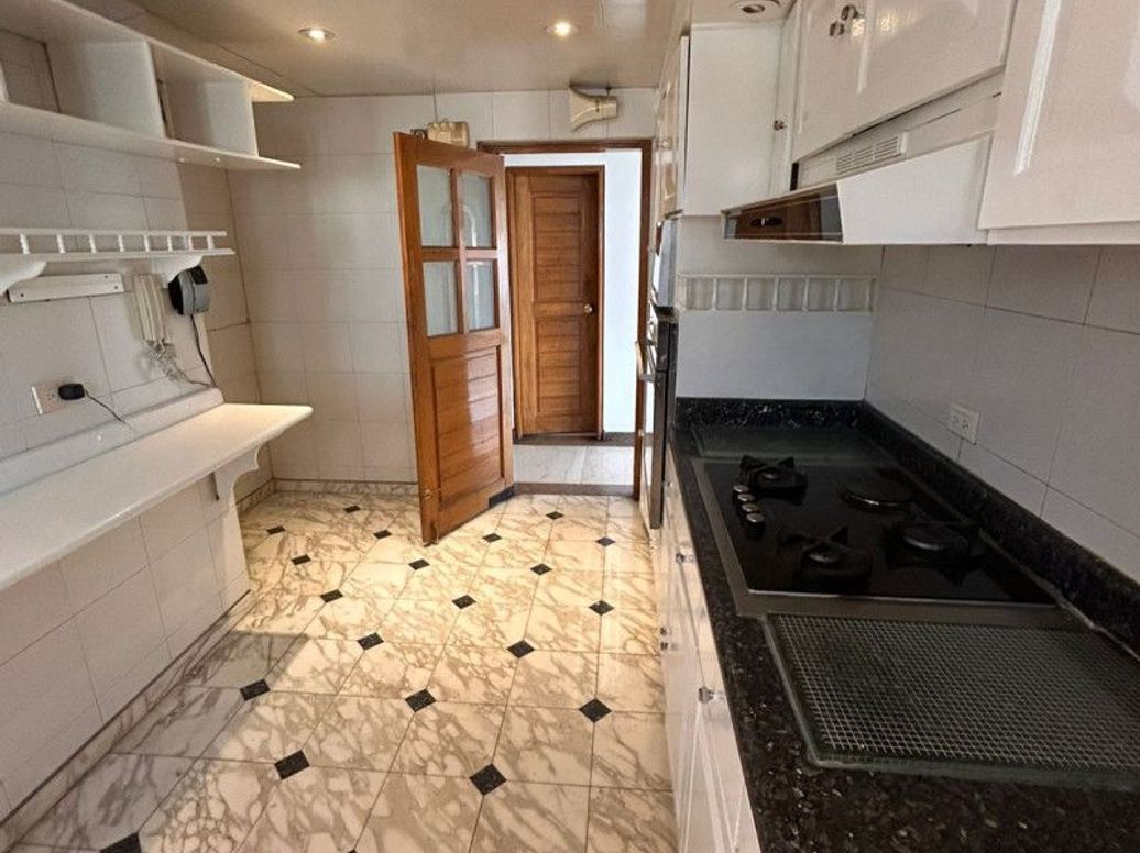 Apartamento de 3 alcobas en venta en Santa Barbara Central, Bogotá, 215 m² · foto 7 de 15